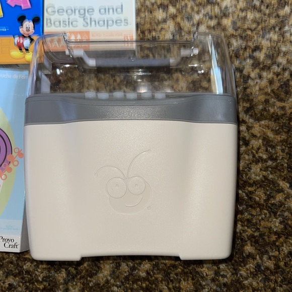 Cricut jukebox and 8 cricut cartridges - Picture 2 of 7